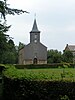 Centrum van Brûly-de-Pesche, met weide en tuinen rond de belangrijkste gebouwen, namelijk de kerk Saint-Méen en het kerkhof, de oude pastorie, de voormalige school en aanbouw en de linde