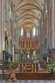 Hohes fensterloses Triforium, Obergaden mit Laufgang