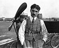 Roland Garros devant un avion Demoiselle B.C. (1910).