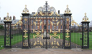 Grille en fer forgé, entrée du palais de Kensington.