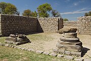 Temple de Jandial (en) IIe final- Ier siècle. Souvent considéré comme un temple du feu zoroastrien à l'époque du royaume indo-parthe (de 19 EC à 226)