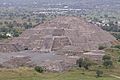 Pirámide en Teotihuacan. Las construcciones de este tamaño requieren la organización social que encontramos en las civilizaciones. El impacto que el descubrimiento de este tipo de construcciones junto a las complejas sociedades que se les asociaban, tuvo en los conquistadores españoles y en los teóricos que reflexionaron sobre los justos títulos de dominio sobre ellas; está en el origen de las distintas consideraciones y descripciones de los indígenas americanos (de buen salvaje a caníbal despiadado), del debate intelectual que fundó el derecho de gentes y de la reflexión europea sobre el concepto mismo de civilización. También en la Grecia clásica, el contacto con otros pueblos de diferentes lenguas y culturas había sido el desencadenante que estimuló el surgimiento de la reflexión crítica indispensable para el nacimiento de la filosofía y la historia (Tales de Mileto, Heródoto).