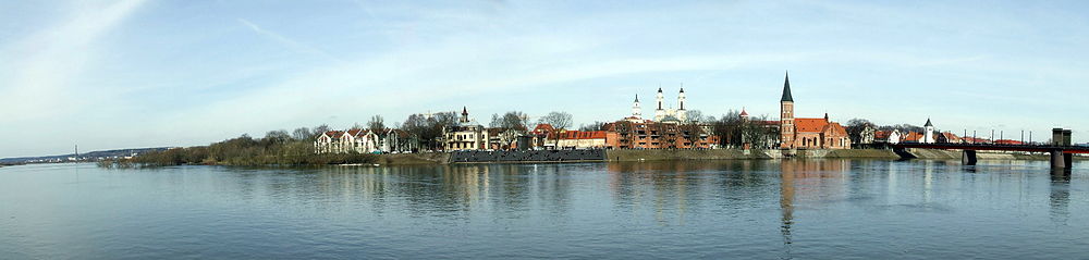 Panoramo de la Malnova Urbo, vidata el la urboparto Aleksotas aliflanke de la rivero Nemunas