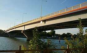 Le pont Frédéric-Mistral.