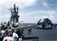 Letoun se vrací na USS Lexington (CV-16) během Gilbertovy operace, listopad 1943, foto: Edward Steichen.