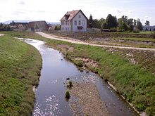 Der Abzweig des Renchflutkanals von der Rench bei Erlach bei normaler Wasserführung und bei Hochwasser im Mai 2013