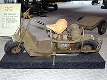 Cushman Model 53 Airborne, met achter het benzinetankje het oog voor de bevestiging van de parachute