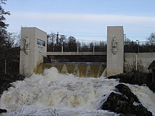 Foto eines Wasserkraftwerks, bei dem Wasser herunterstürzt