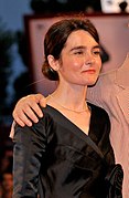 Shirley Henderson interprète Lucille Hardy.