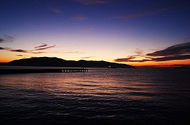 Februar: Sonnenuntergang über der Bucht von Vlora