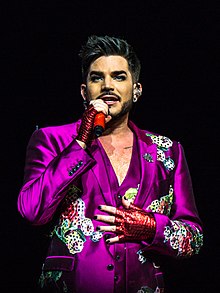 Adam Lambert na koncertě s Queen, léto 2017