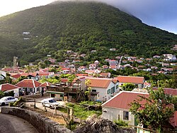 Cidade de Windwardside, ao fundo Mount Scenery.