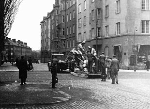 Skulpturen dras på släde genom Stockholms gator mot järnvägsstationen.