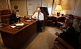 George Bush dans le bureau présidentiel avec sa « plume » Bill McGurn, Stephen Hadley et Ed Gillespie lors d'un vol pour le Bahreïn le 10 janvier 2008