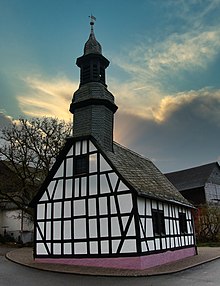 Evangelische Kapelle in Algenrot. Im Fachwerkstiel mit Glockenturm.