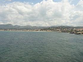 Vido de Six-Fours-les-Plages kaj Sanary-sur-Mer (maldekstre)