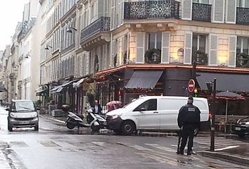 Alerte attentat : rue de Varenne à Paris, bloquée par des scooters de la préfecture de police de Paris filtrant les accès. Barrage supervisé par un CRS en gilet pare-balles, armé d'une AC-556, janvier 2015.