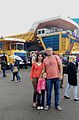 Familia bielorrusa cerca de un BelAZ 75710 en la ciudad de Zhodzina en el año 2015.