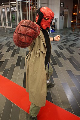 Cosplayer, uitgedost als Hellboy