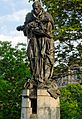 Der Brückenheilige Johannes von Nepomuk an der Oberkasseler Brücke in Düsseldorf trägt die Züge des polnischen Priesters Jerzy Popiełuszko.