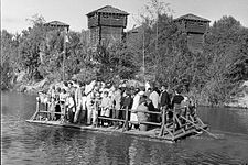 Rakit yang membawa pelawat ke Tom Sawyer Island di Disneyland, sekitar 1960.