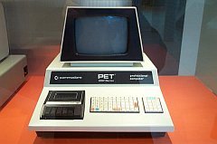 El primer Commodore PET, el PET 2001 (1977). Nótese el grabador de casete y el teclado tipo calculadora.