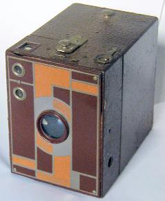 Cameră „Beau Brownie”, design de Walter Dorwin Teague pentru Eastman Kodak (1930)