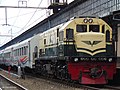 CC 201 92 01 JR Livery Vintage PJKA tahun 1953-1991 menarik Kereta api Singasari di Stasiun Pasar Senen