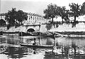 La Darsena costeggiata dalle mura spagnole di Milano in una foto del 1880. Frontalmente, sotto il ponte, si vede la foce in Darsena del Naviglio Vallone