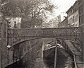 Il ponte delle Sirenette quando si trovava ancora in via Visconti di Modrone, lungo la Cerchia dei Navigli. Con l'interramento di quest'ultima, è stato spostato all'interno di Parco Sempione