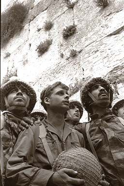 Fișier:Soldiers Western Wall 1967.jpg