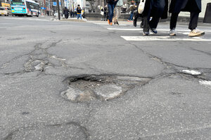 なぜ？雪どけの道路に「穴ぼこ」続出　少雪・暖冬で増加…運転に注意