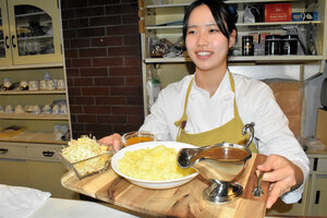 祖父の味を再現したオリジナルカレーを用意する松原満里愛さん=2025年3月6日午後1時49分、広島県呉市広弁天橋町、山中由睦撮影