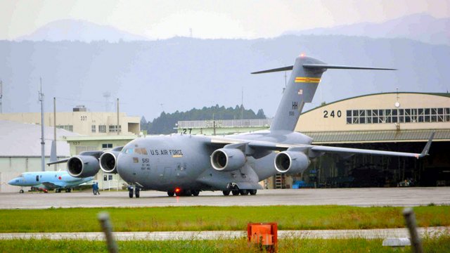 米国製の大型輸送機C17=2020年10月、宮崎県新富町の航空自衛隊新田原基地