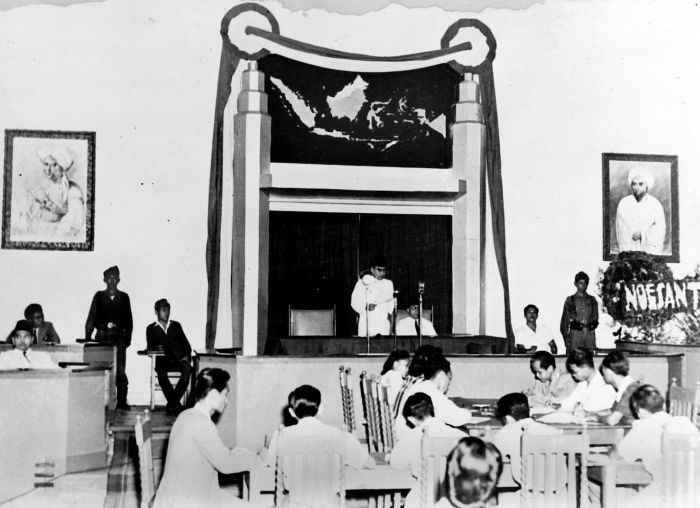 File:COLLECTIE TROPENMUSEUM President Soekarno opent de zitting van het Republikeinse Parlement te Malang op 18 maart 1947 TMnr 10001279.jpg