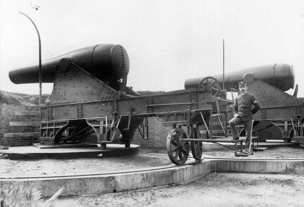 File:Rodman cannons on Alcatraz Island.jpg