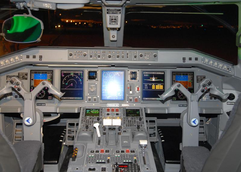 File:Cabine do Embraer 190.jpg