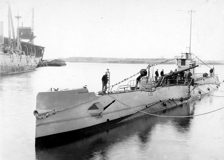 File:USS S-22 in port.jpg