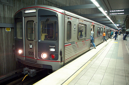 File:Purple Line train on Wilshire-Western line.jpg