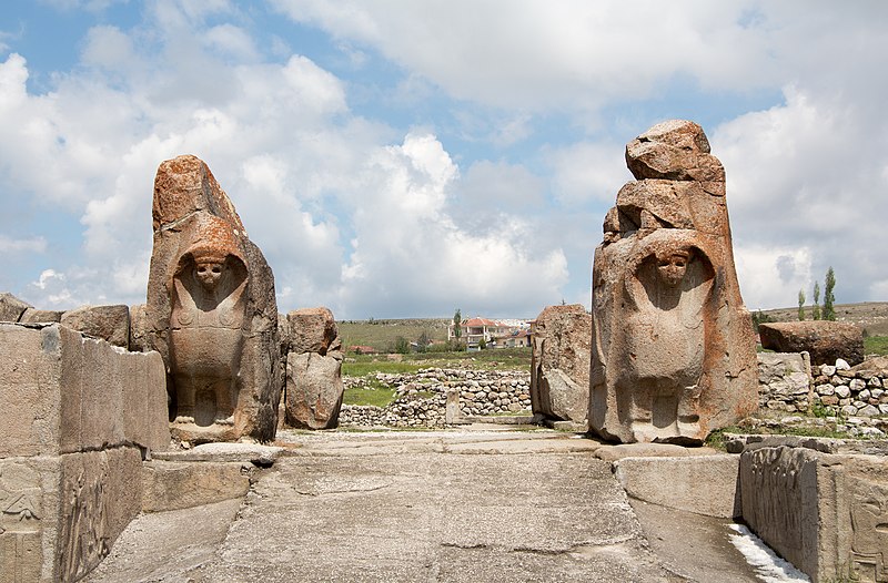 File:Sphinx Gate, Alaca Höyük 02.jpg