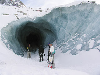 L'entrée d'une grotte dans la Mer de glace.