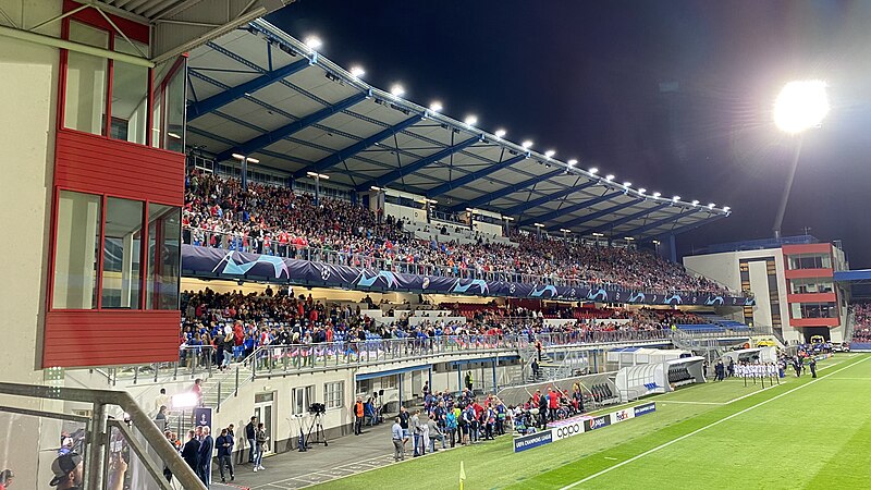 File:Doosan Arena - hlavní tribuna.jpg