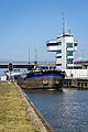 Motorvrachtschip KON-TIKI verlaat de Houtribsluizen (Lelystad).