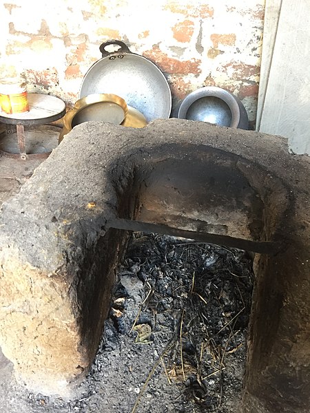 File:Chullah, Dried cotton plants, Cow dung cakes 14 18 24 176000.jpeg