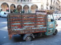 Painted pickup. / Ape Piaggio decorata.