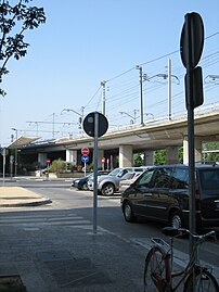 Català: Viaducte urbà del ferrocarril. Italiano: Viadotto ferroviario nella città.