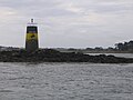 Balise sur un écueil près de l'entrée du port de Roscoff (à marée basse)