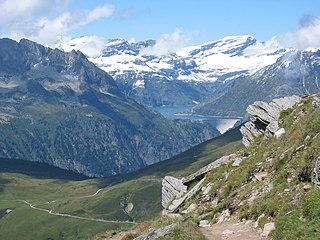 Le col de Balme au 1er plan et le barrage d'Émosson (Suisse, Le Châtelard) au 2e plan.