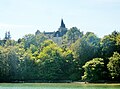 Le château du Hénan vu du fleuve côtier Aven.