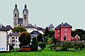 English: Parish church and Modestus outhouse (red building) Deutsch: Pfarrkirche und Modestusstöckl (rotes Gebäude)